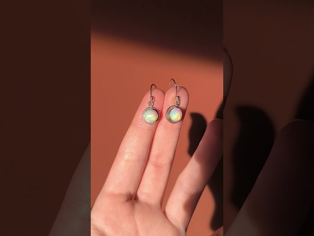 Vídeo relacionado con Inateannal Boho Pendientes Redondos De Piedra Lunar Natural Pendientes Colgantes De Piedra Lunar Blanca Pendiente Redondo Opalo Pendiente Gota Opalo Vintage Joyeria Para Mujeres