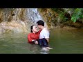 Jack Holds Tử Tiên in His Arms — A Moment When All Pain Is Left Behind