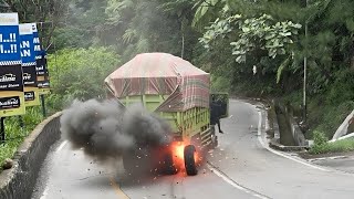 Download lagu Menggelegar‼️Seperti Suara B0M, Ledakan Dahsyat Mengguncang Sitinjau Lauik, Sopir L0mp4t K374kut4N mp3