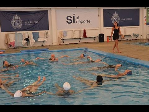 SAN ISIDRO |  Cada vez más personas eligen hacer yoga acuático para bajar el estrés
