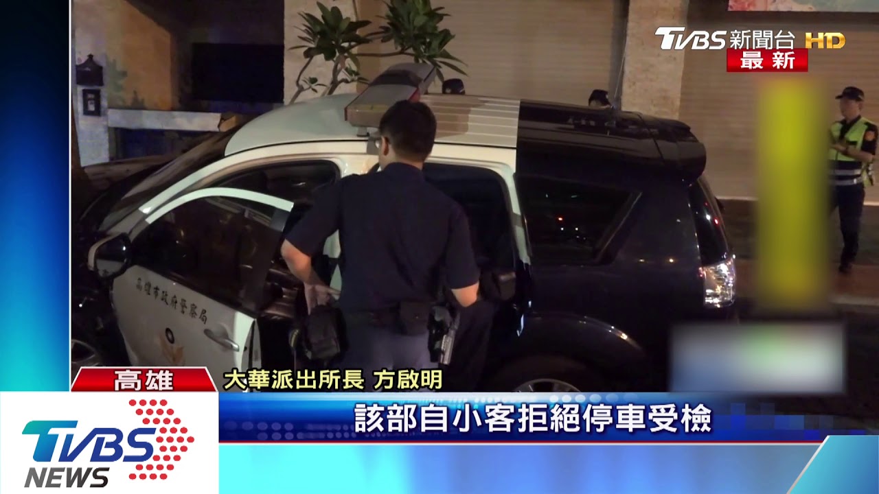 高雄街頭警匪追逐 警車轉彎失控衝撞路樹