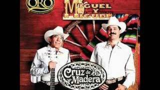 MIGUEL Y MIGUEL JUNTO A UN PERRO