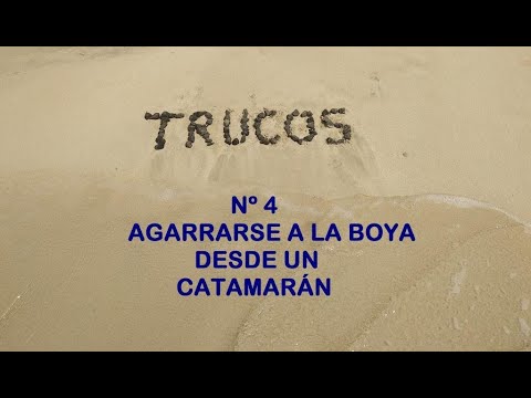 AGARRARSE A LA BOYA DESDE UN CATAMARÁN