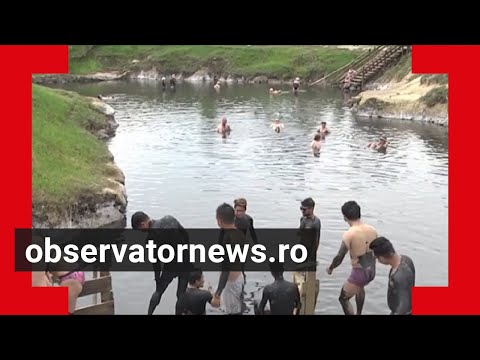 Fenomen inedit la Ocna Sibiului. Opt tineri nepalezi s-au acoperit cu nămol și-au înotat în lacuri