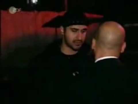 Lustiger Türke will in den Club