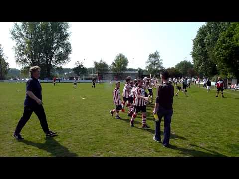 23 apr 2011 - Groote Lindt D2 kampioen - het publiek wordt bedankt