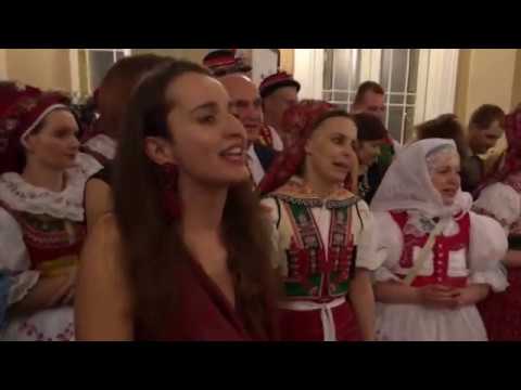 Moravský ples v Praze 2018: hodně veselé dívky před cimbálem