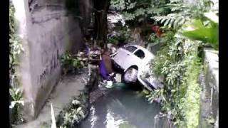 preview picture of video 'Typhoon Ketsana (ONDOY): Look what the flood washed up.'
