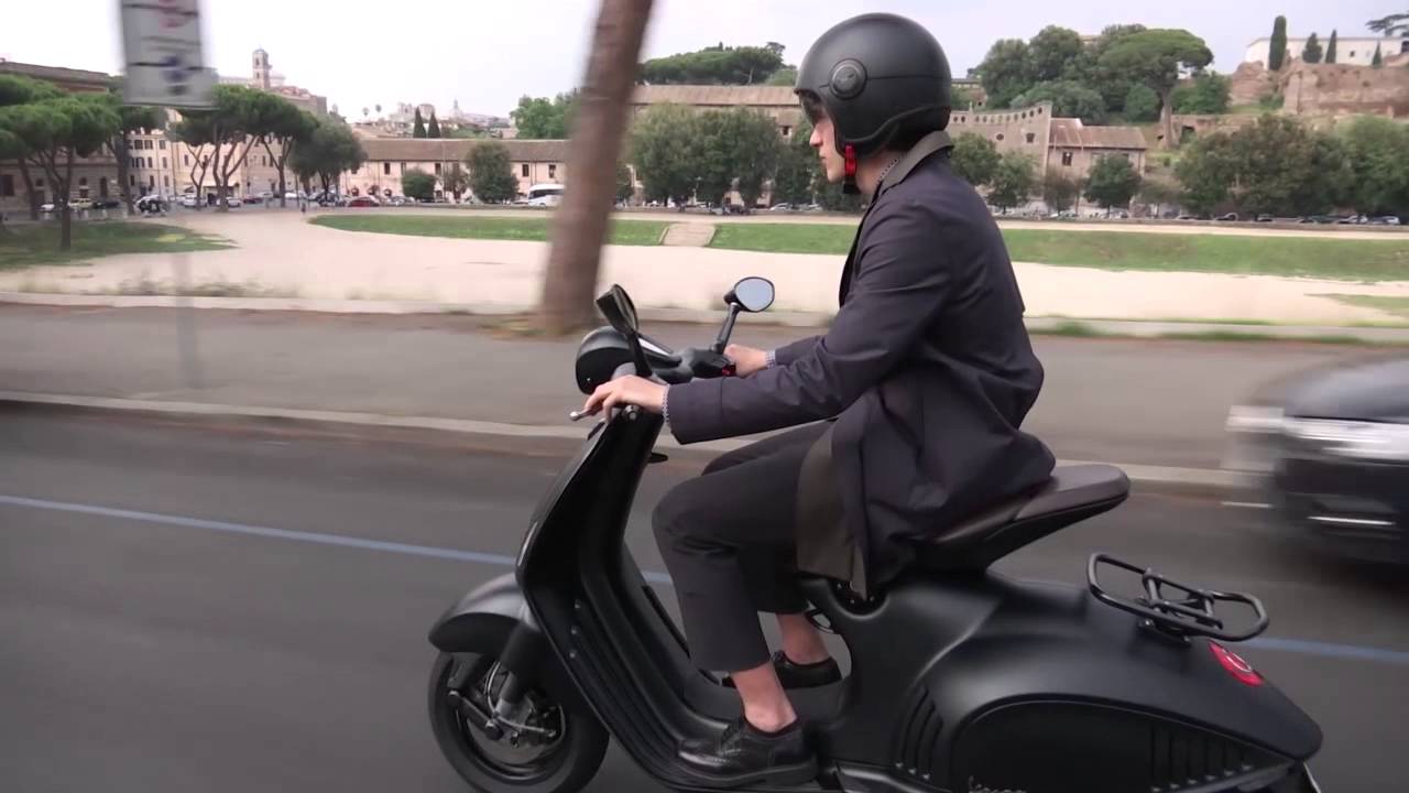 Vespa 946 Emporio Armani