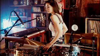 Video thumbnail of "Foo Fighters Meets 70's Bobby Caldwell - Live Looping Mashup by Elise Trouw"