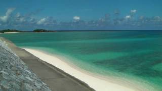preview picture of video '沖縄屈指の青い海、米崎ビーチの風景 - 沖縄県伊平屋村　（2/3）'