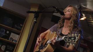 Chely Wright Performs &quot;Broken&quot; from Lifted Off the Ground
