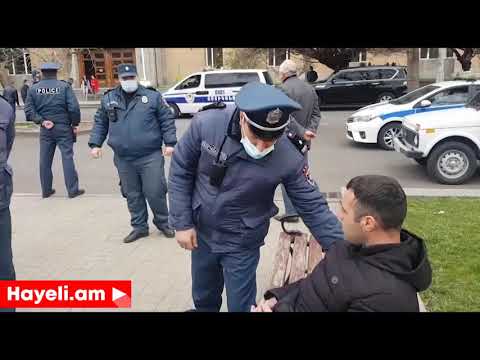 Ոստիկանները բռնի ուժով բերման են ենթարկում այգում նստած ՀՅԴ–ական երիտասարդին