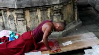 preview picture of video 'Prières Bouddhistes à Bodhgaya'