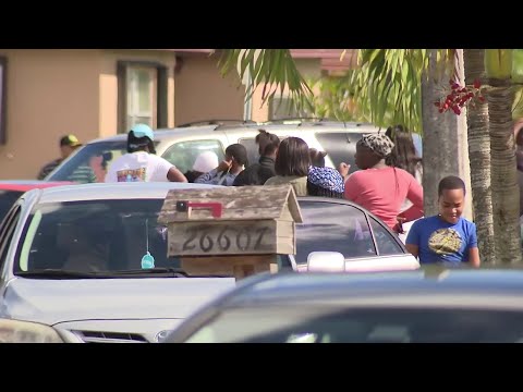 警探調查邁阿密-戴德縣平安夜致命槍擊案。 (Detectives investigate deadly Christmas Eve shooting in Miami-Dade County)