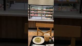 久しぶりに日本のミスタードーナツにきました😊💞日本は安くて美味しいもの😋がたくさんあって良いですね🥰💞動画にうつっている写真集も素晴らしかったのでおすすめします😊🐿️#森#ミスド#フランス暮らし