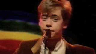 Haircut One Hundred play Kingsize on Swap Shop