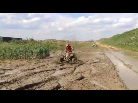 Suzuki LTZ 400 mudding with Kenda Bearclaw k299