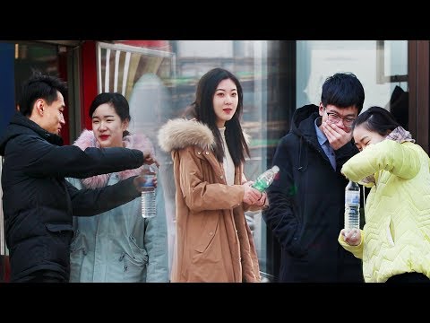 美女街头测试找有女朋友的男生拧瓶盖，一个视频看尽中国女生百态（趣味社会实验）