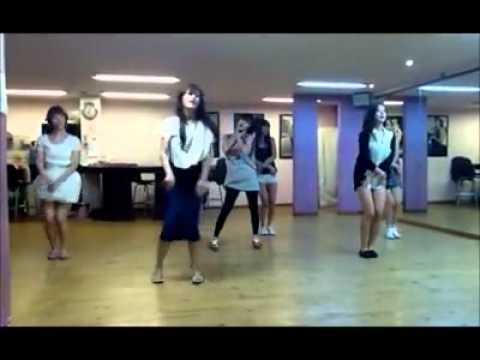 Jaekyung's (Rainbow) shoe flew out