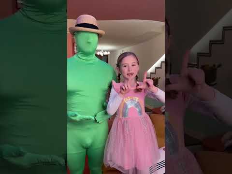 Giorgia fa nuovo balletto di TikTok con l'uomo verde! #salvoegiorgia #shorts