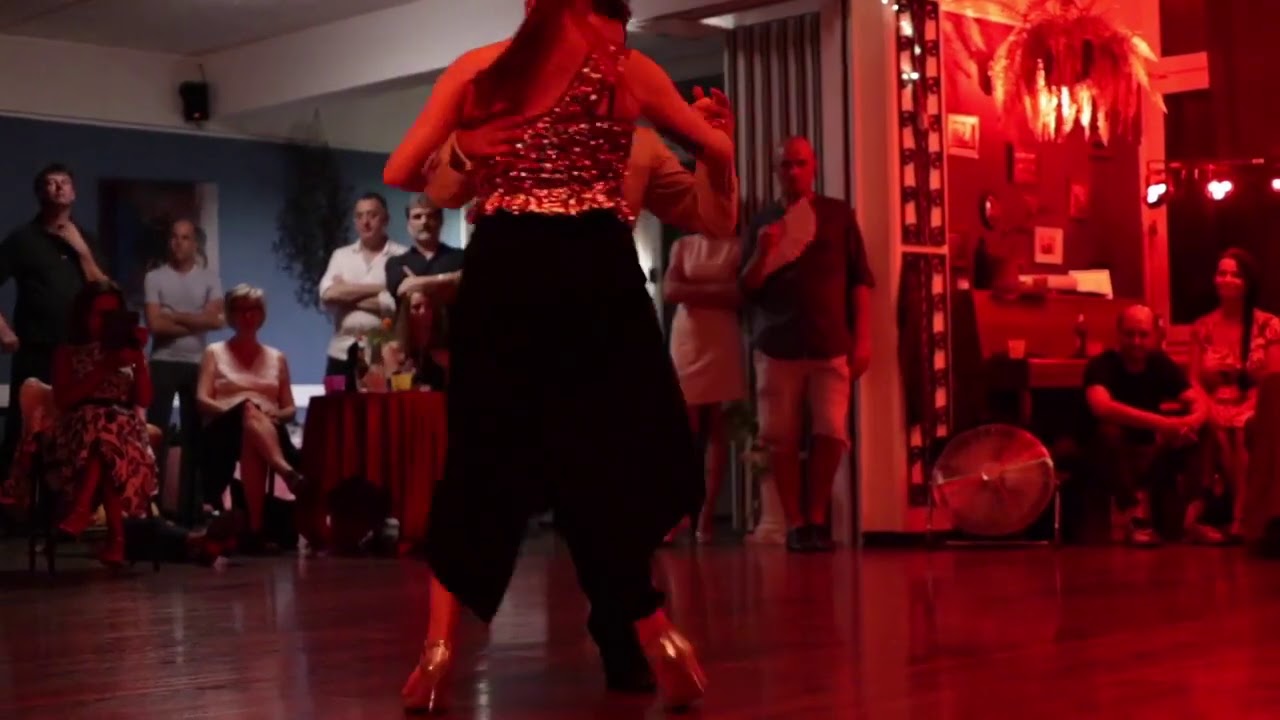 Copas, amigos y besos - A.Troilo y A. Marino - Lucas Galera y Victoria Fuentes