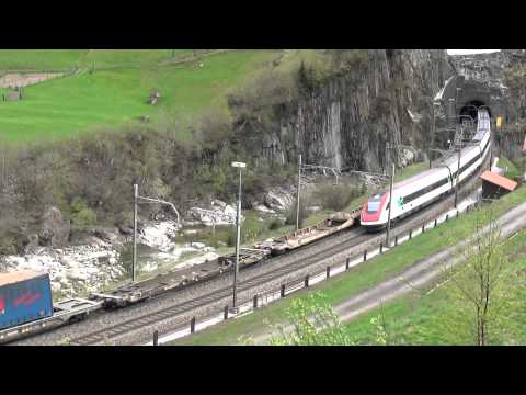 INCROCIO FRA UN TRENO MERCI E UN RABDe 500 SBB. A WASSEN (CH) 25 - 4 - 2015.