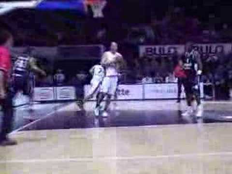 26 08-01-08 Ulebmatch BCO-Bologna - Jerry Green scoort op fa