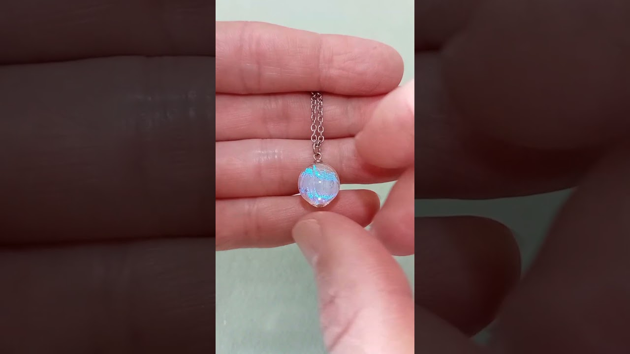Collana edizione da collezione 12mm con vera ala di Morpho sulkowskyi sotto lente in vetro di precisione con iridescenza blu argento olografica