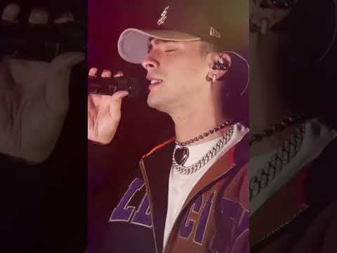 Rusherking cantando intensidad en vivo