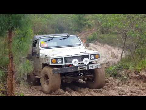 LAND ROVER DEFENDER, ENGESA E WRANGLER na trilha representando