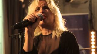 HOLLYSIZ - Tricky Game (Live)