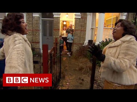 The West End actors performing on doorsteps - BBC News