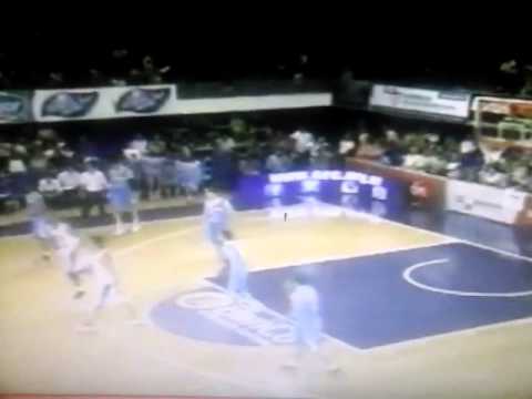 Mira el triple de mitad de cancha de Franco Balbi sobre la chicharra