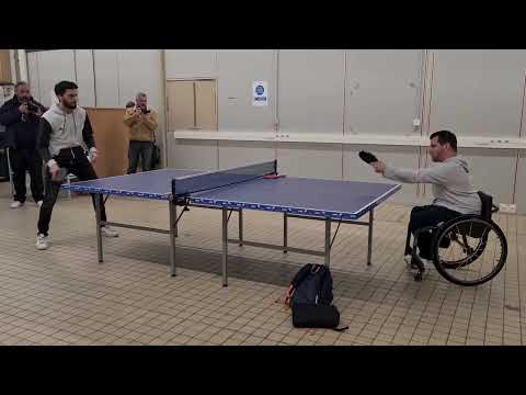 Le pongiste multimédaillé paralympique Florian Merrien chez Handiprint, à Tourlaville