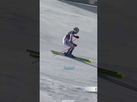 Reporter flippt aus: Rutscher im Rennen auf der Piste | Sportschau #shorts