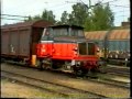 Trains in Umeå in Juli 1998 In Juli 1998 stopten we even in Umeå om het spoorse leven aldaar vast te leggen.
De eerste locatie is het station zelf. Hier filmen we de Z70 die druk doende is om de aangekomen goederentrein uit te rangeren (ook de Rc4 1314 zelf wordt gestoten).
Vervolgens zijn we naar de ASG terminal gereden (Tegenwoordig DHL, deze ligt aan het spoor) en zien we dezelfde Z70 voorbij komen met enkele wagens voor de bakkerij van Fazer (denk ik).
Hierna komt diezelfde Z70 aanrijden vanaf het ICA magazijn en verzamelt deze alle wagons op een zijspoor langs de hoofdbaan om vervolgens te vertrekken richting het station zelf.
De laatste shots zijn genomen op het goederenspoortje bij VK (het is er tegenwoordig nog, al zijn veel bedrijven niet meer hetzelfde). In July 1998 we had a short stop in Umeå to document the railways there.
The first location is the station itself. Here we see the Z70 713 shunting with the freight train that has just arrived. It is pushing the wagons (also the Eloc Rc4 1314) and sorting them in the right order.
Next we went to the ASG terminal (DHL now, which is situated next to the railway) where we see the same Z70 passing by with some wagons. I think they are for Fazer bakery, because that is the closest industry with a junction there.
After that we see the Z70 departing from the ICA warehouse with some wagons that will be coupled to the other wagons on a side track next to the main track.
A little while later it departs to the station.
The last shots were made next to the industrial rail close to VK. You can see on google maps that the situation did change a lot nowadays, but is still recognizable.