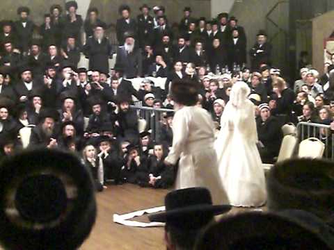Toldos Aharon rebbe mitzvah tantz - Williamsburg, Brooklyn January 2009
