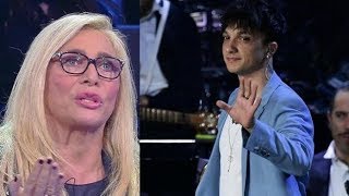 Mara Venier schiaffeggiata da Ultimo, il gesto di stizza del cantante dopo le polemiche