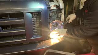 Como cambiar luces delanteras de una Ford Van E150 2008