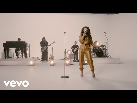 Evvie McKinney - Bring The Whole Hood