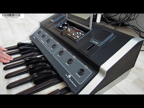 Moog Taurus bass pedal synthesizer - sound design tutorial Rush 