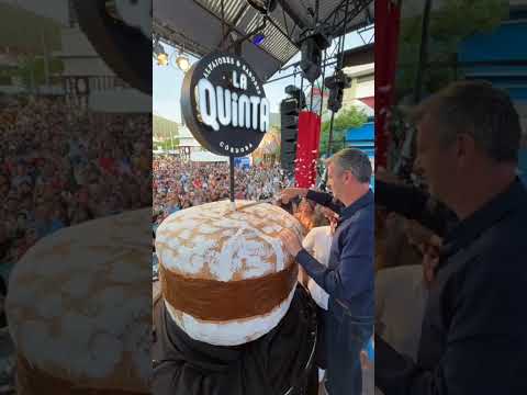 Corte del Alfajor Gigante en La Falda Córdoba   #fotografiasdeviajeros