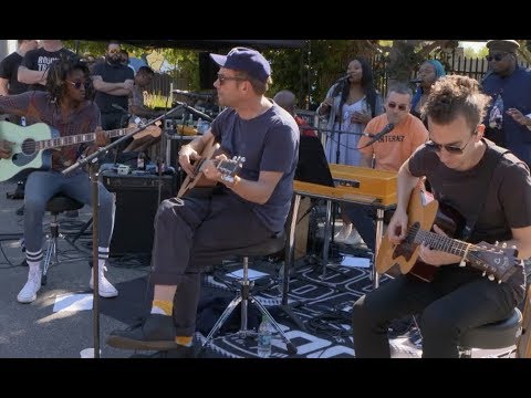 EXCLUSIVE: Gorillaz Street Performance of "Re-Hash"