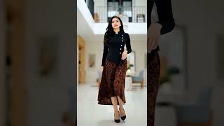 Download lagu 'Kebaya Janggan Elegan dengan Rok Batik Asimetris – Perpaduan Klasik & Kontemporer' mp3 Download lagu 'Kebaya Janggan Elegan dengan Rok Batik Asimetris – Perpaduan Klasik & Kontemporer' mp3