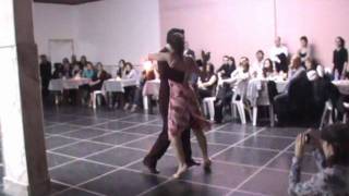 PAOLA TACCHETTI Y ERNESTO CANDAL BAILANDO EN FLORAL MILONGA