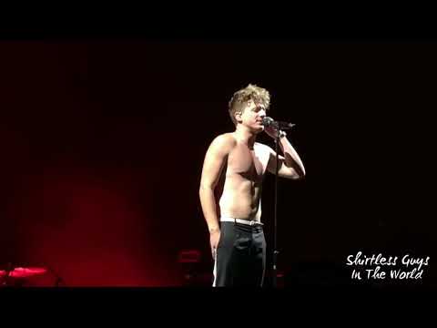 download lagu mp3 mp4 Singer Shirtless, download lagu Singer Shirtless gratis, unduh video klip Singer Shirtless
