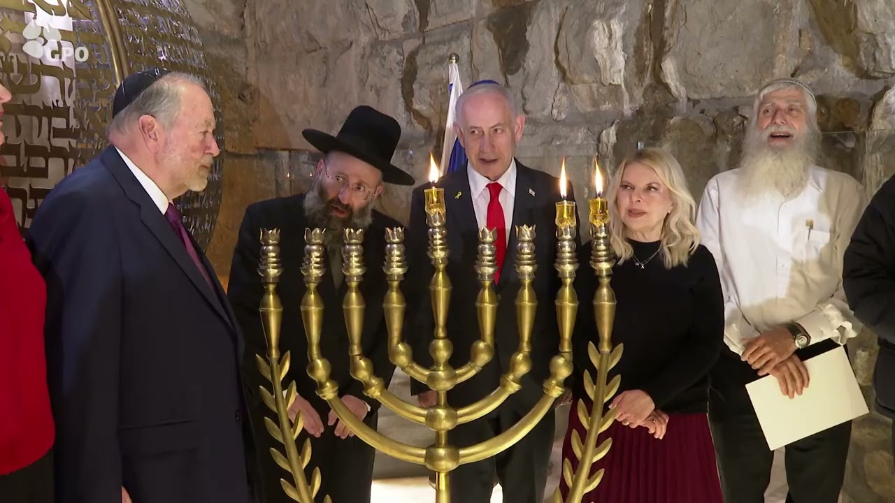 ראש הממשלה נתניהו בהדלקת נר שני של חנוכה עם לוחמי צה״ל בכותל המערבי