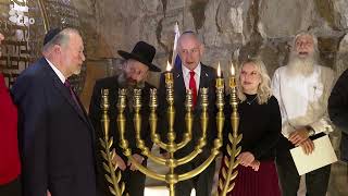 ראש הממשלה נתניהו בהדלקת נר שני של חנוכה עם לוחמי צה״ל בכותל המערבי (עדכוני משרד ראש הממשלה) - התמונה מוצגת ישירות מתוך אתר האינטרנט יוטיוב. זכויות היוצרים בתמונה שייכות ליוצרה. קישור קרדיט למקור התוכן נמצא בתוך דף הסרטון