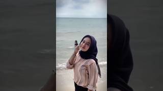 Download lagu Cewek Goyang Tiktok! Cewek di pantai. #goyangtiktok #goyang #tiktok #shorts mp3